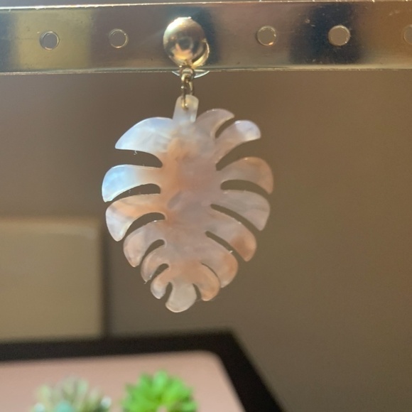 SALE💚 any 3 for $18 💚
 Leaf Tortoise Acrylic Statement Earrings - Picture 4 of 6